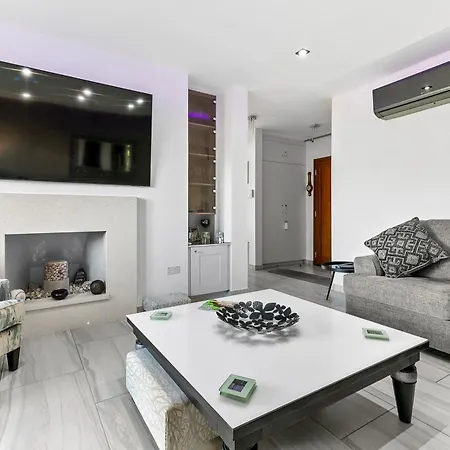 3 Bedroom Eleyjo With Stunning Private Pool, Aphrodite Hills Villa *