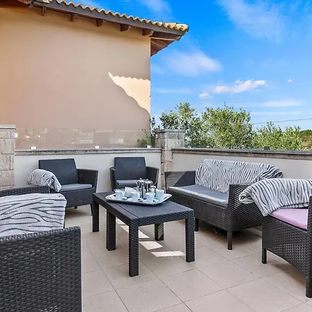 3 Bedroom Eleyjo With Stunning Private Pool, Aphrodite Hills Vila *