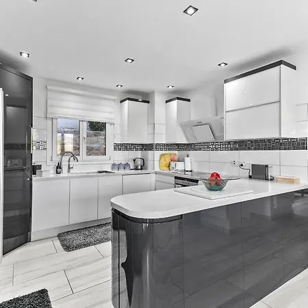 Vila 3 Bedroom Eleyjo With Stunning Private Pool, Aphrodite Hills