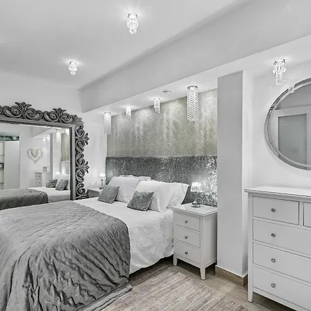 3 Bedroom Eleyjo With Stunning Private Pool, Aphrodite Hills Villa *