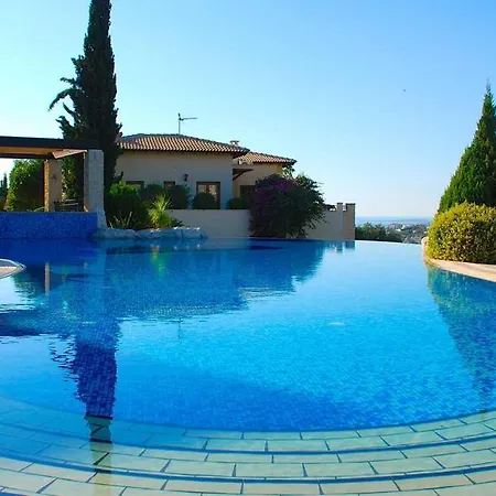 3 Bedroom Eleyjo With Stunning Private Pool, Aphrodite Hills Vila Kouklia