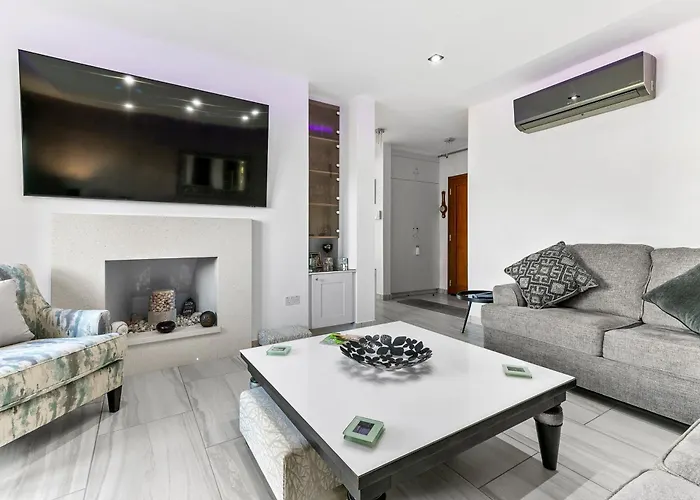 3 Bedroom Eleyjo With Stunning Private Pool, Aphrodite Hills Villa *