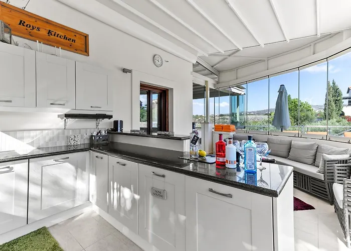 3 Bedroom Eleyjo With Stunning Private Pool, Aphrodite Hills Willa